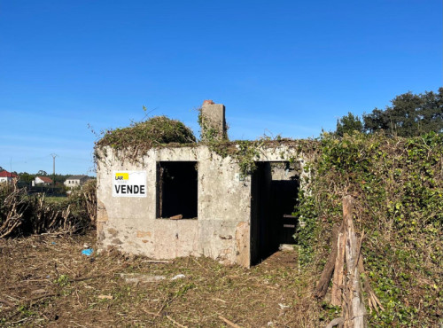 Casa para restaurar con finca amplia en Bertoa