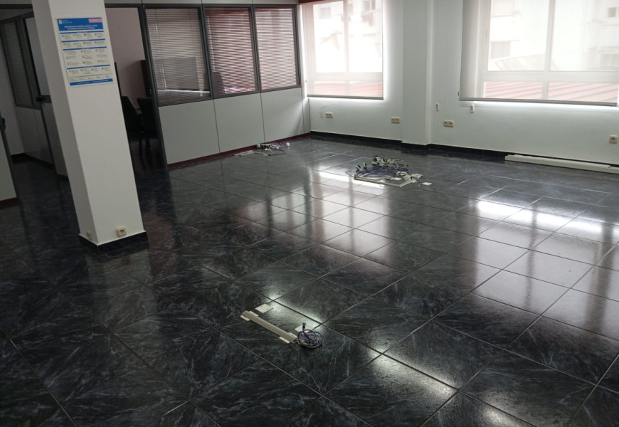 Oficina para alquilar en el centro de Carballo