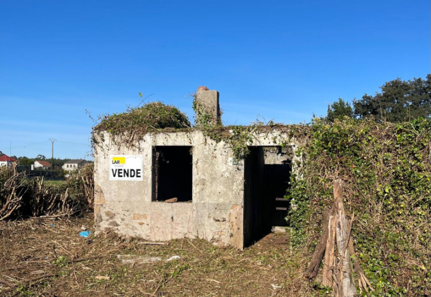 Casa para restaurar con finca amplia en Bertoa