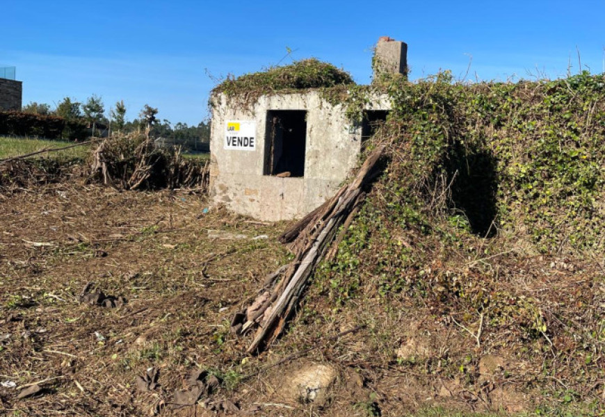 Casa para restaurar con finca amplia en Bertoa