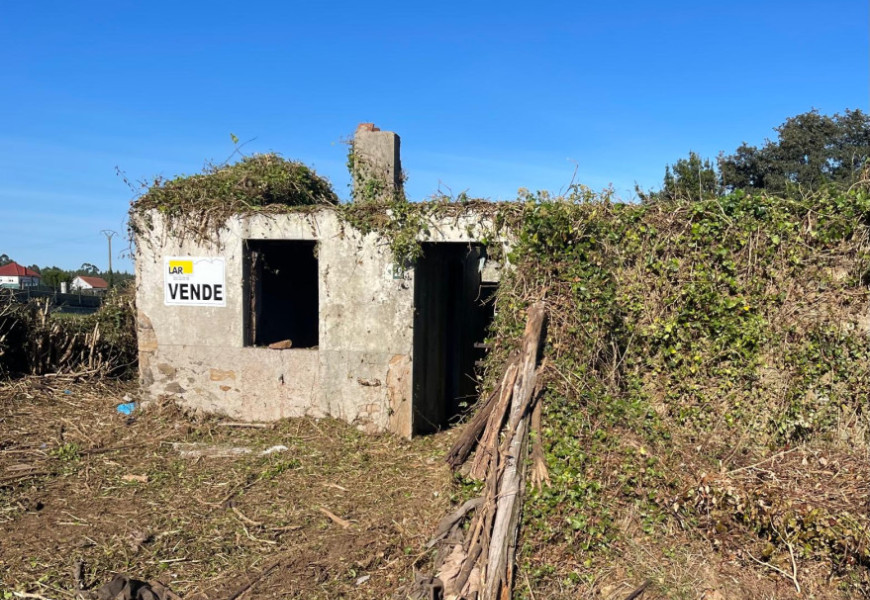 Casa para restaurar con finca amplia en Bertoa