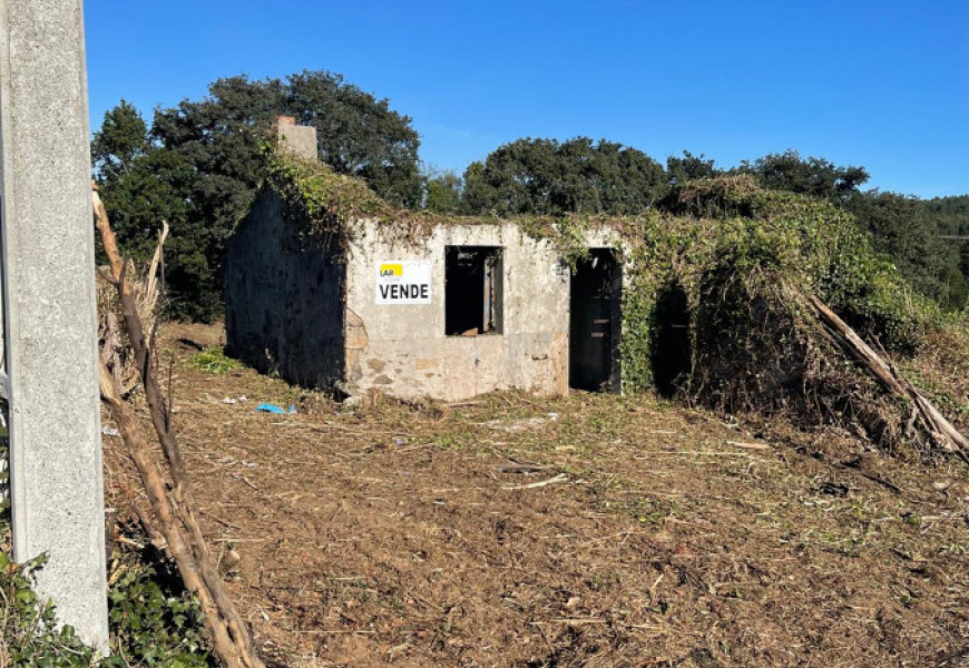Casa para restaurar con finca amplia en Bertoa