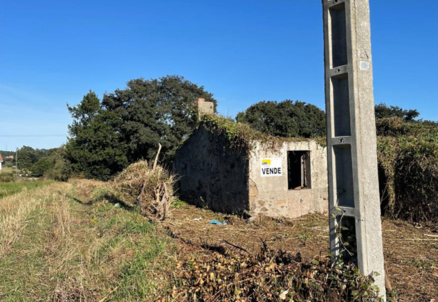 Casa para restaurar con finca amplia en Bertoa