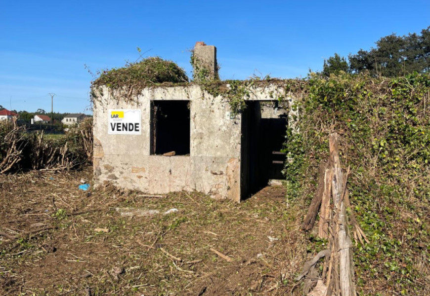 Casa para restaurar con finca amplia en Bertoa