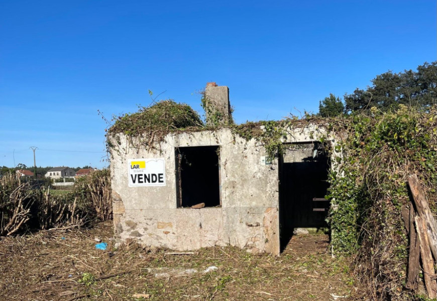 Casa para restaurar con finca amplia en Bertoa